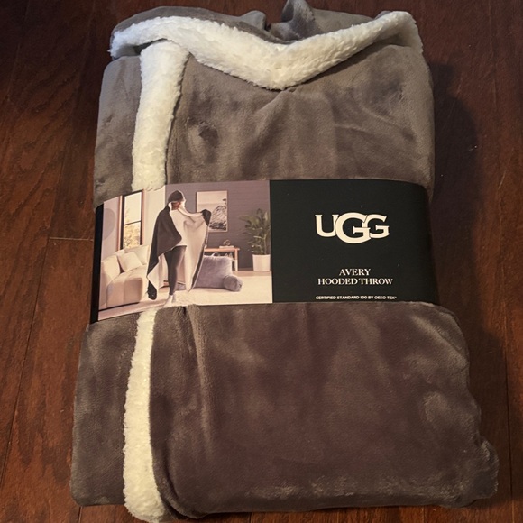 UGG Avery Hooded Throw in Brown and Cream - Picture 1 of 1